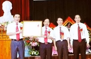 Thừa ủy quyền Chủ tịch nước, Phó Chủ tịch UBND tỉnh Nguyễn Thiện trao Huân chương Lao động hạng Nhất cho Trung tâm Y tế dự phòng tỉnh Hà Tĩnh.
