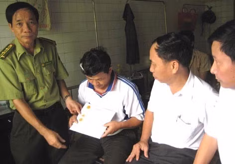 Ông Nguyễn Huy Lợi – Chi cục trưởng Chi cục Kiểm lâm Hà Tĩnh, thừa uỷ quyền, trao điện thăm hỏi và tiền hỗ trợ của Cục Kiểm lâm VN cho ông Thái