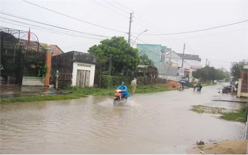 Đường Huỳnh Thúc Kháng, thành phố Kon Tum trở thành dòng sông. Ảnh: Hữu Mai Đường Huỳnh Thúc Kháng, thành phố Kon Tum trở thành dòng sông. Ảnh: Hữu Mai