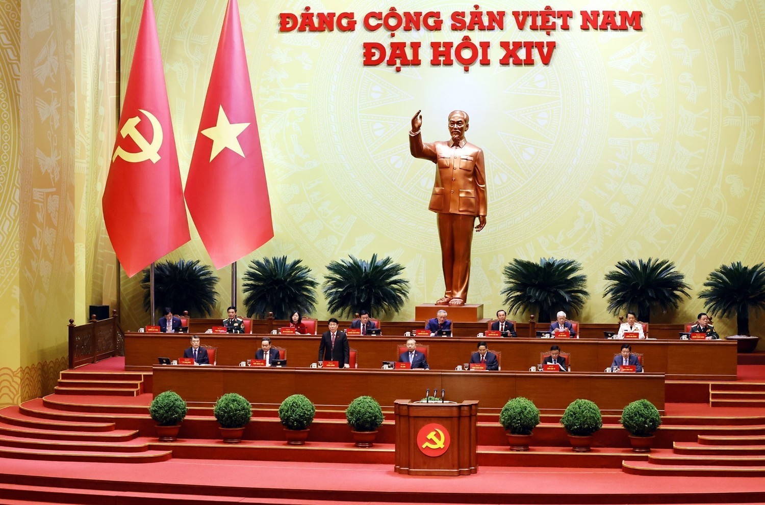 Đoàn chủ tịch Đại hội XIV điều hành phiên thảo luận ngày 21/1. Ảnh: TTXVN