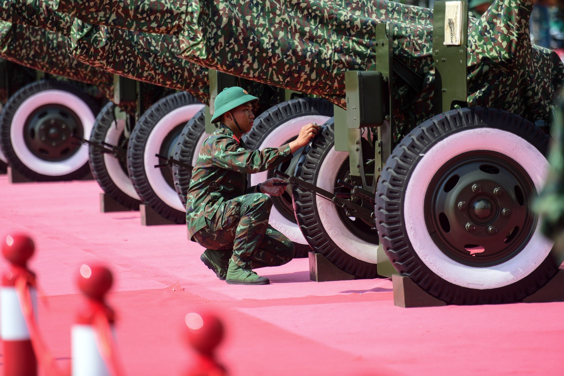 Sau khi đến địa điểm tập kết trận địa pháo, lực lượng quân đội nhanh chóng triển khai các bước lắp đặt pháo theo đúng vị trí đã được lên kế hoạch trước đó. Công việc diễn ra rất khẩn trương.