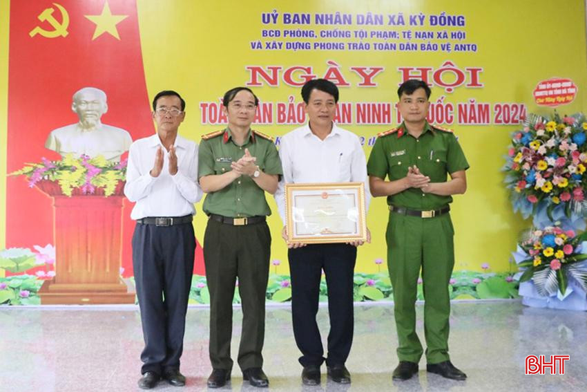 Đại tá Nguyễn Xuân Thao, Giám đốc Công an tỉnh trao bằng khen của Chủ tịch UBND tỉnh cho UBND xã Kỳ Đồng.