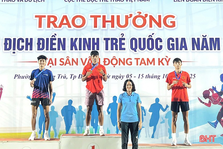 bqbht_br_anh-3-vdv-nguyen-minh-tuan-dung-ngoai-cung-ben-trai-nhan-hcb-noi-dng-400m-rao-nam.jpg