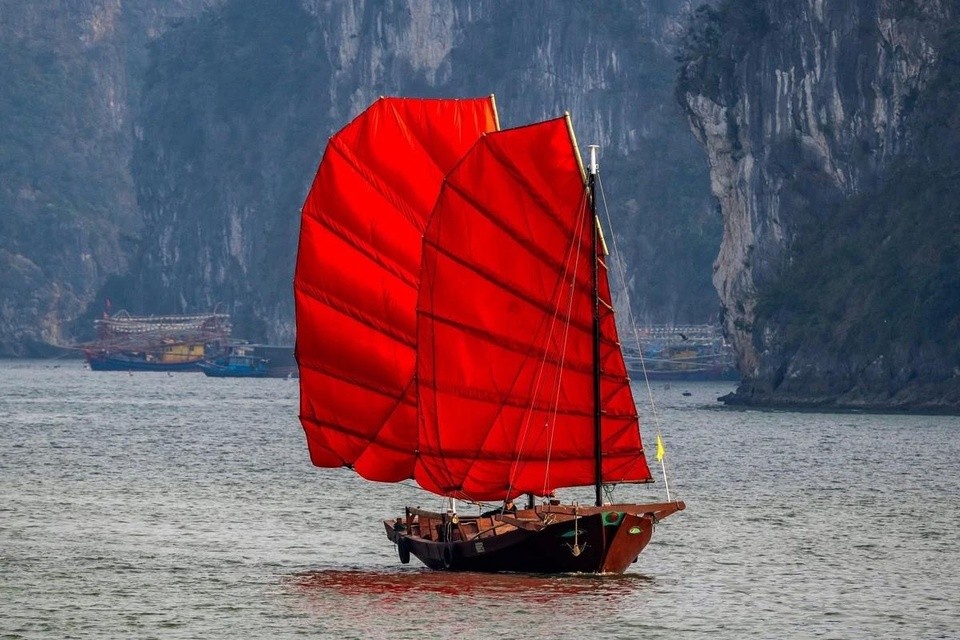 Thuyền buồm đỏ 3 vách xuất hiện nổi bật trong nắng ở vịnh Hạ Long. Ảnh: Nam Hoàng/Quảng Ninh Trending.
