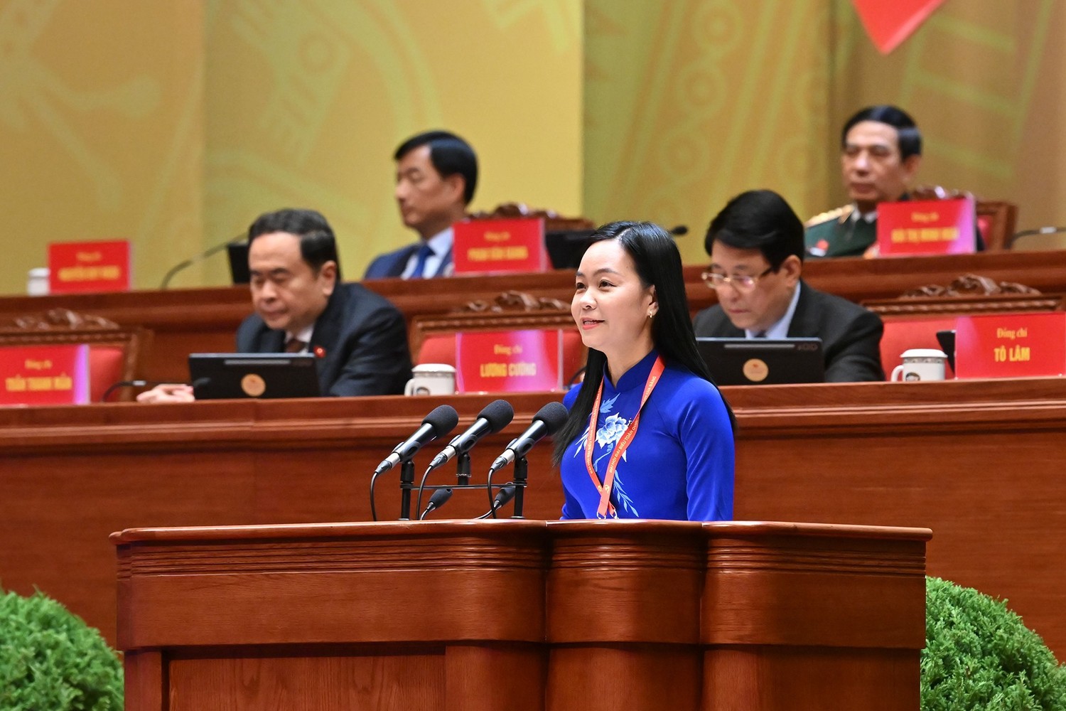 Đồng chí Nguyễn Thị Thúy Lam, Bí thư Đảng ủy, Chủ tịch Hội đồng nhân dân xã Tân Khánh Trung (tỉnh Đồng Tháp) phát biểu tham luận với chủ đề: “Xây dựng địa phương hạnh phúc, góp phần hiện thực hóa khát vọng xây dựng đất nước phồn vinh, thịnh vượng”.
