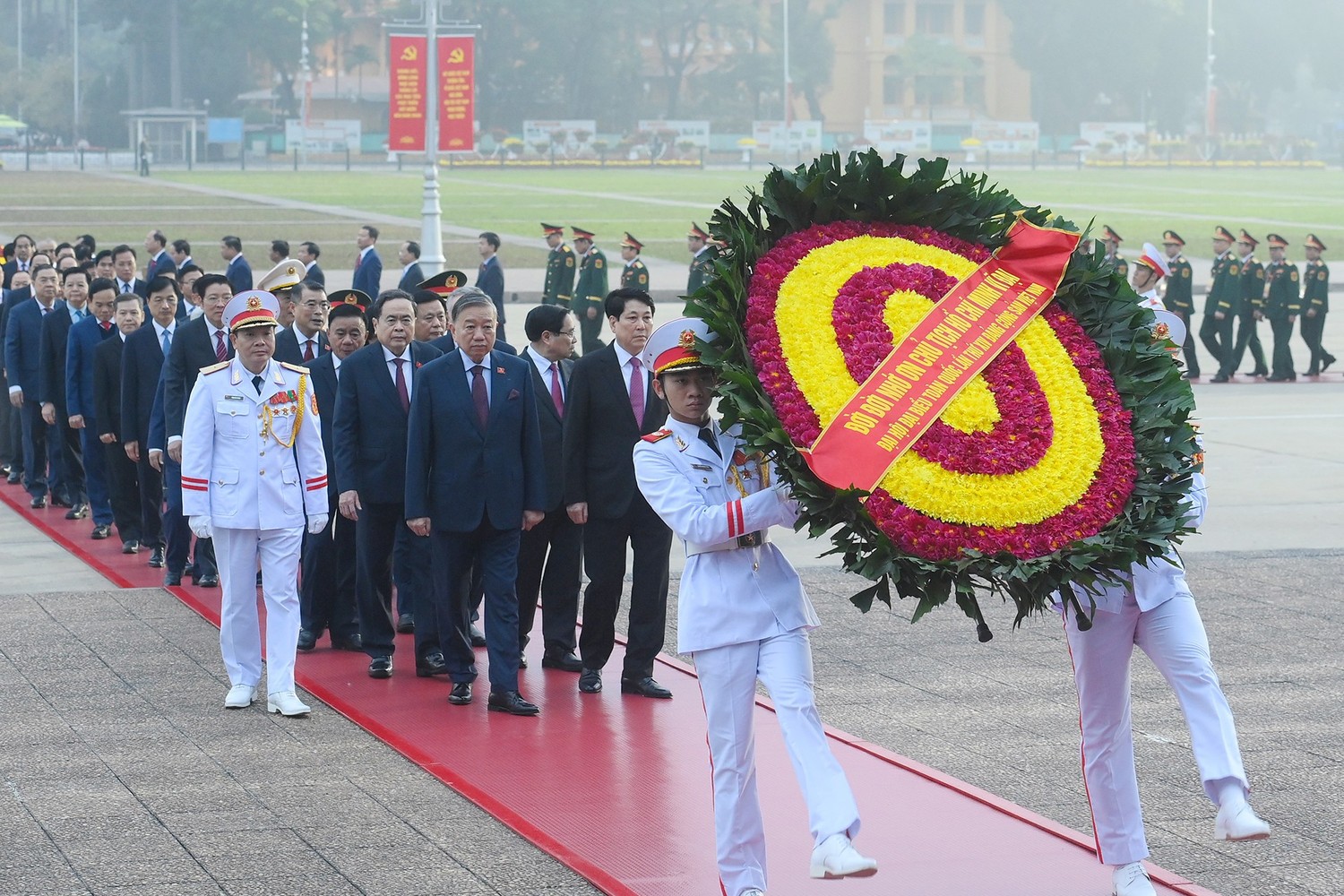 Tổng Bí thư Tô Lâm, Chủ tịch nước Lương Cường, Thủ tướng Chính phủ Phạm Minh Chính, Chủ tịch Quốc hội Trần Thanh Mẫn, Thường trực Ban Bí thư Trần Cẩm Tú và các đại biểu vào Lăng viếng Chủ tịch Hồ Chí Minh. Ảnh daihoidangtoanquoc.vn