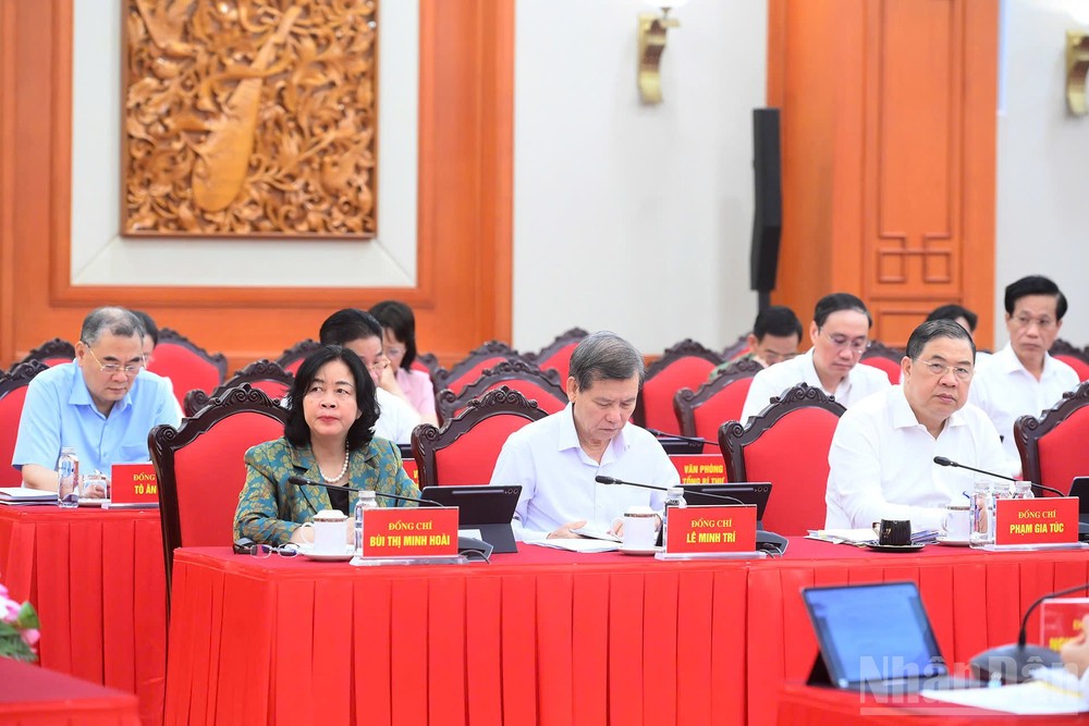 Các đồng chí lãnh đạo và các đại biểu tham dự phiên họp. (Ảnh: ĐĂNG KHOA)