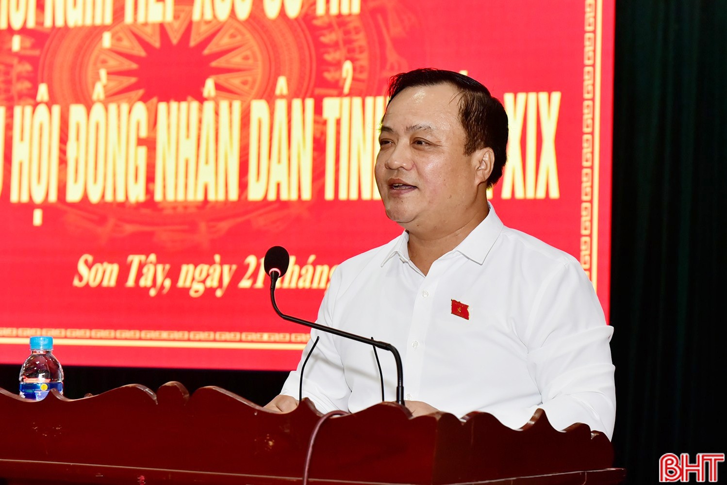 Ông Nguyễn Văn Tuấn - Phó Trưởng ban KT-NS HĐND tỉnh báo cáo các nội dung liên quan tại hội nghị.