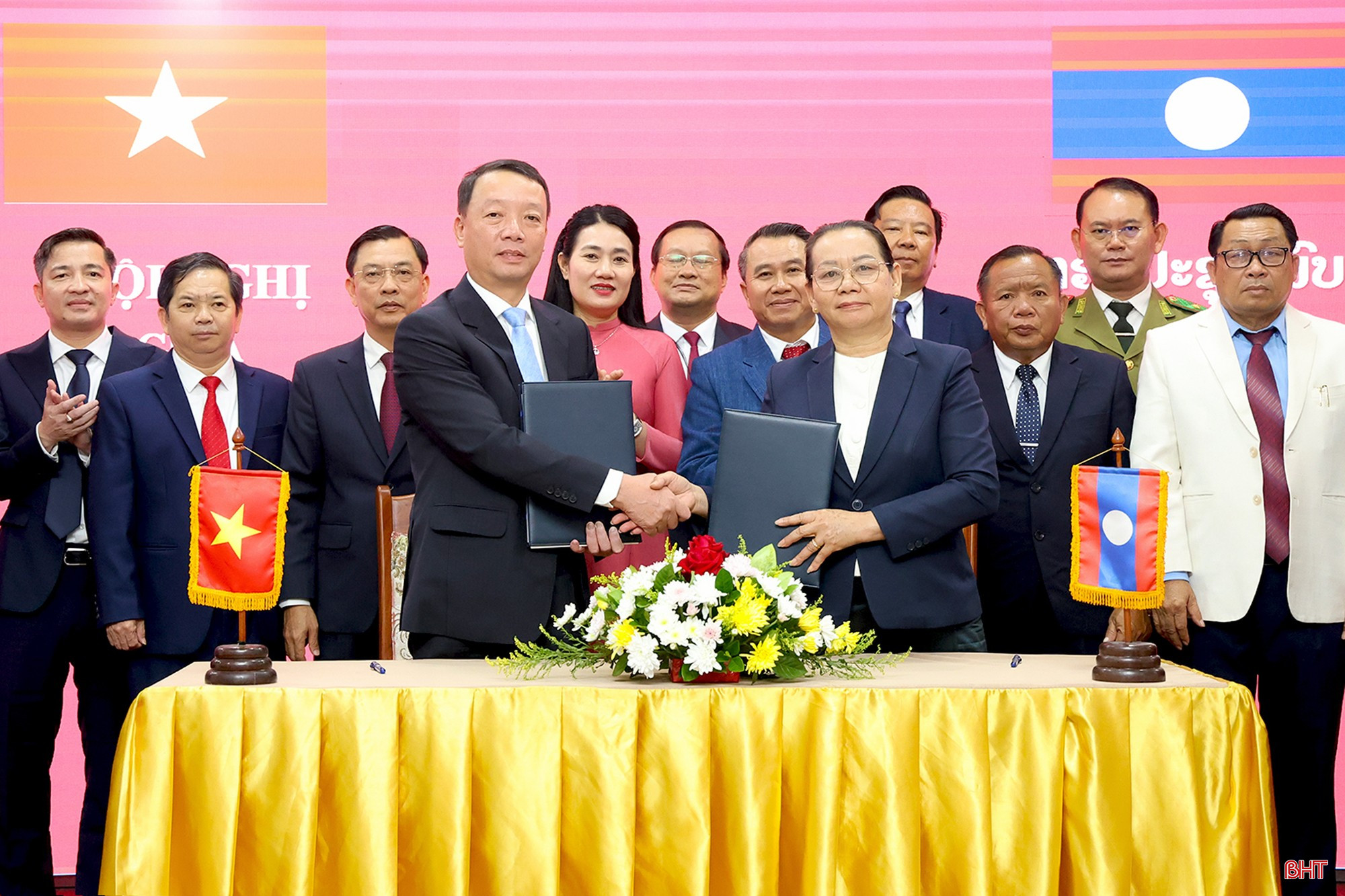 Đồng chí Phan Thiên Định - Phó Bí thư Tỉnh ủy, Chủ tịch UBND tỉnh Hà Tĩnh và đồng chí Đa-von Xay-sủ-liên - Phó Bí thư Tỉnh ủy, Chủ tịch Ủy ban Chính quyền tỉnh Savannakhet ký Biên bản Hội nghị cấp cao giữa hai tỉnh.