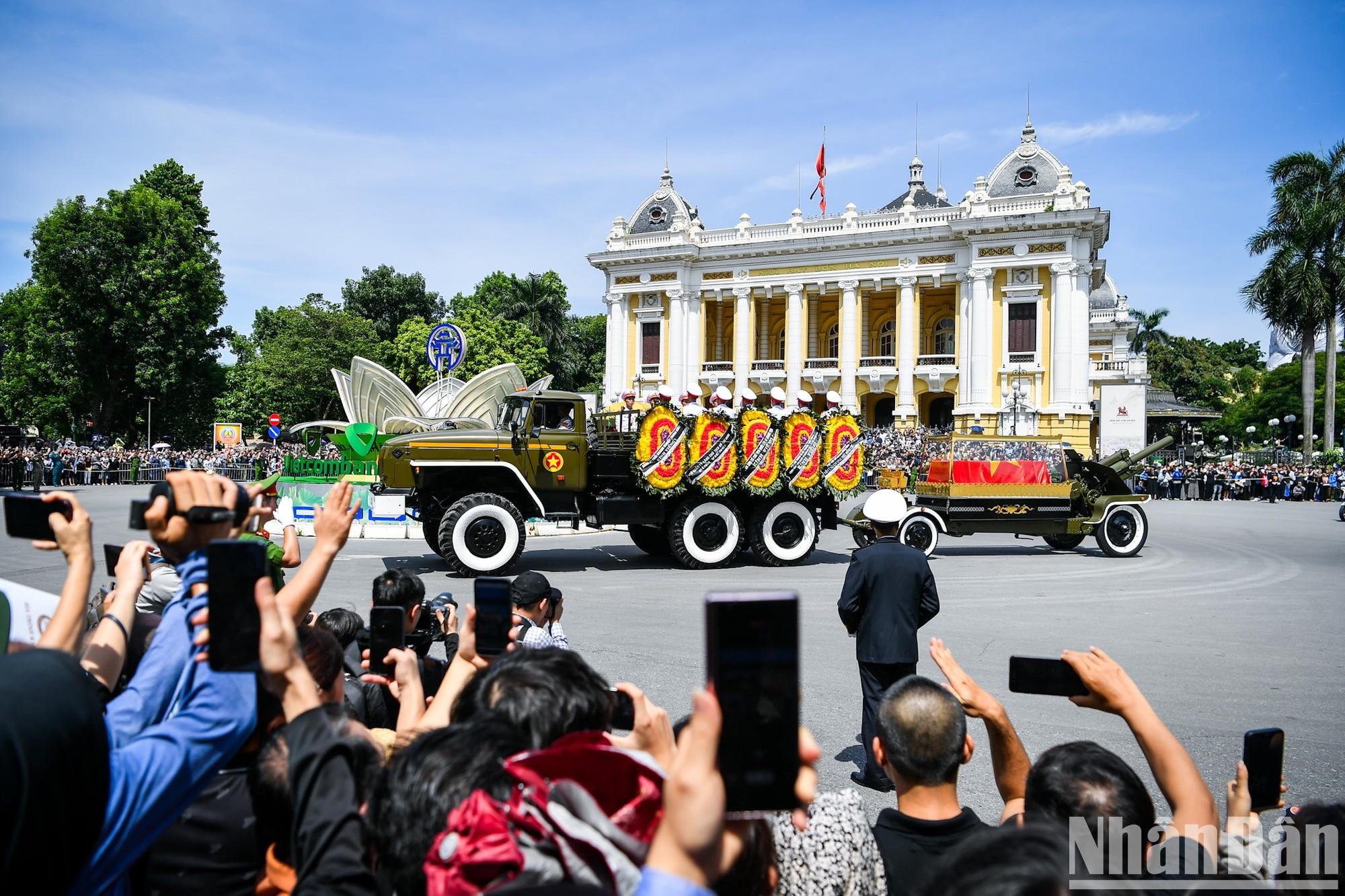 Dòng người có mặt tại khu vực Nhà hát Lớn chờ đợi đoàn xe chở linh cữu Tổng Bí thư Nguyễn Phú Trọng đi qua. Ảnh Báo Nhân Dân.