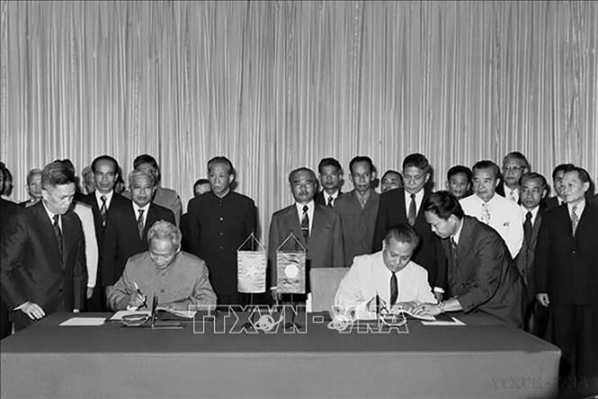 Ngày 18/7/1977, tại Thủ đô Viêng Chăn (Lào), trong chuyến thăm của đoàn đại biểu cấp cao Đảng và Chính phủ Việt Nam do Tổng Bí thư Lê Duẩn và Thủ tướng Phạm Văn Đồng dẫn đầu, Cộng hòa xã hội chủ nghĩa Việt Nam và Cộng hòa dân chủ nhân dân Lào đã ký kết Hiệp ước hữu nghị và hợp tác, Hiệp ước hoạch định biên giới quốc gia, mở ra một trang mới trong quan hệ hợp tác toàn diện giữa hai nước. Ảnh: Tư liệu TTXVN