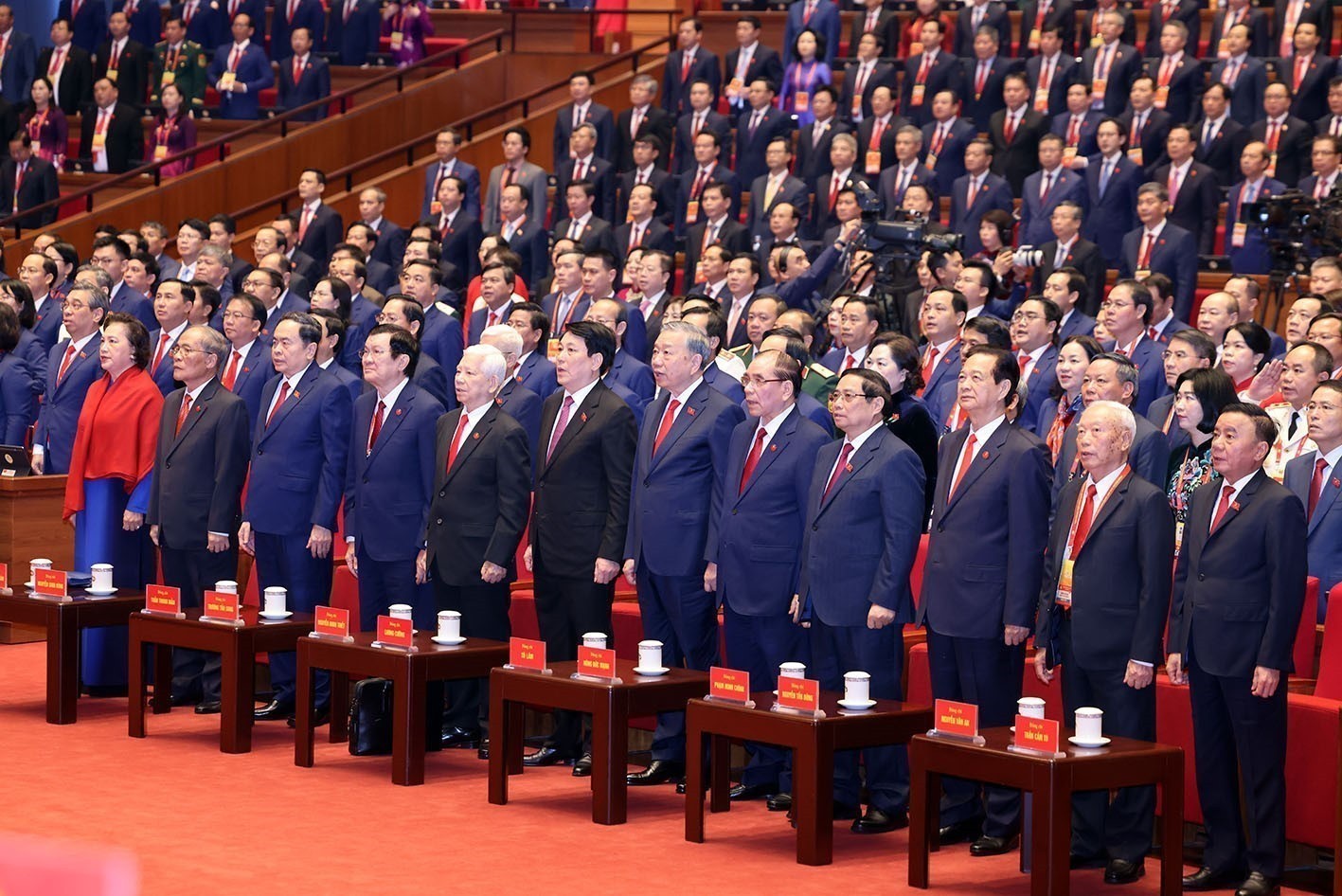 Các đồng chí lãnh đạo, nguyên lãnh đạo Đảng và Nhà nước tham dự phiên khai mạc. (Ảnh: TTXVN)