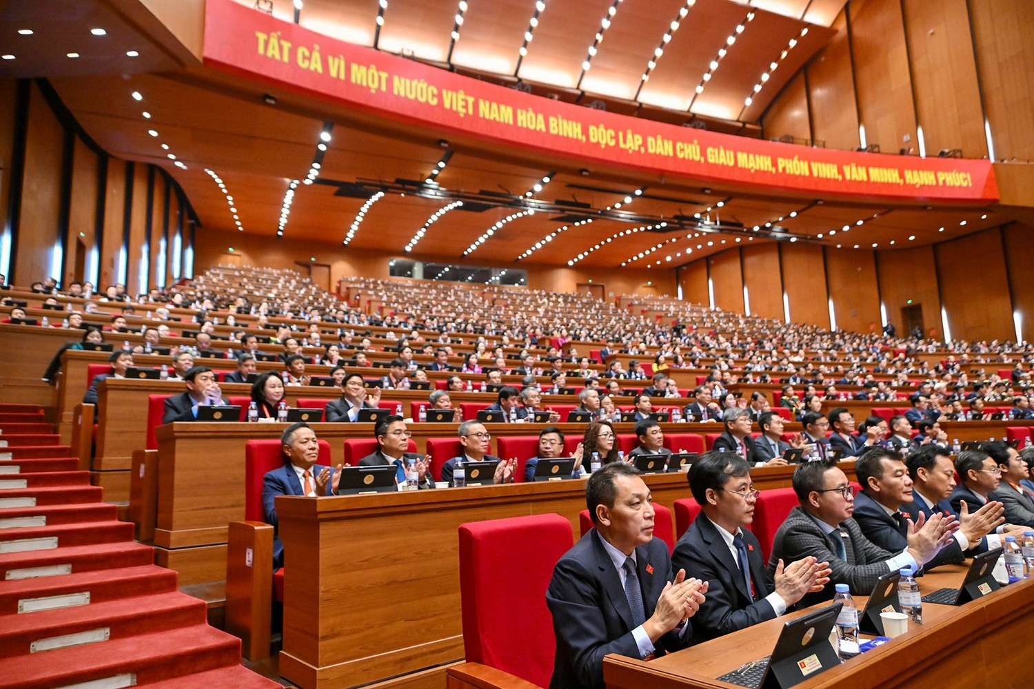 Các đại biểu dự phiên thảo luận tại hội trường về các Văn kiện Đại hội.