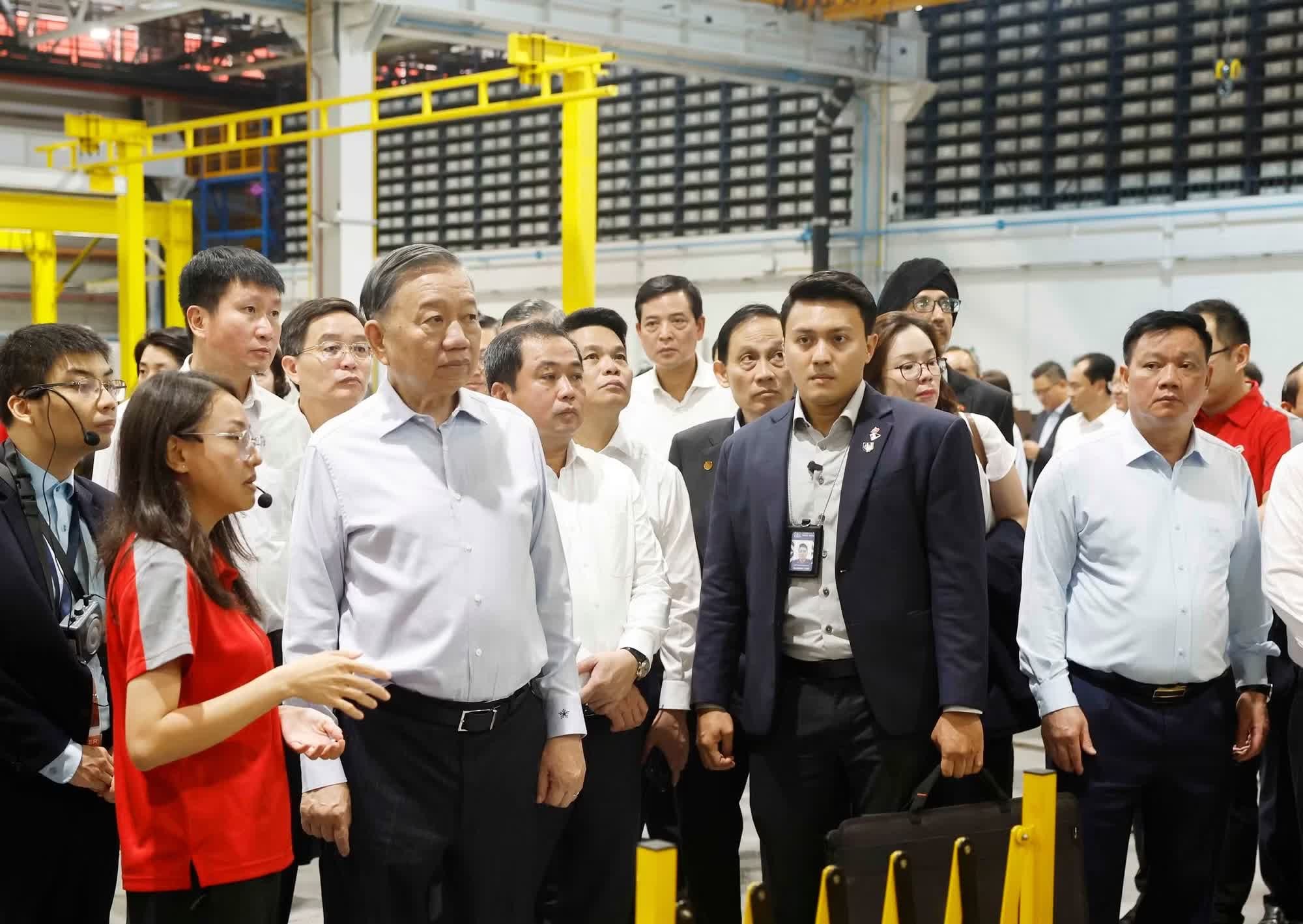 Tổng Bí thư, Chủ tịch nước Tô Lâm và các đại biểu Việt Nam thăm Trung tâm Thử nghiệm Đường sắt Singapore. Ảnh: TTXVN