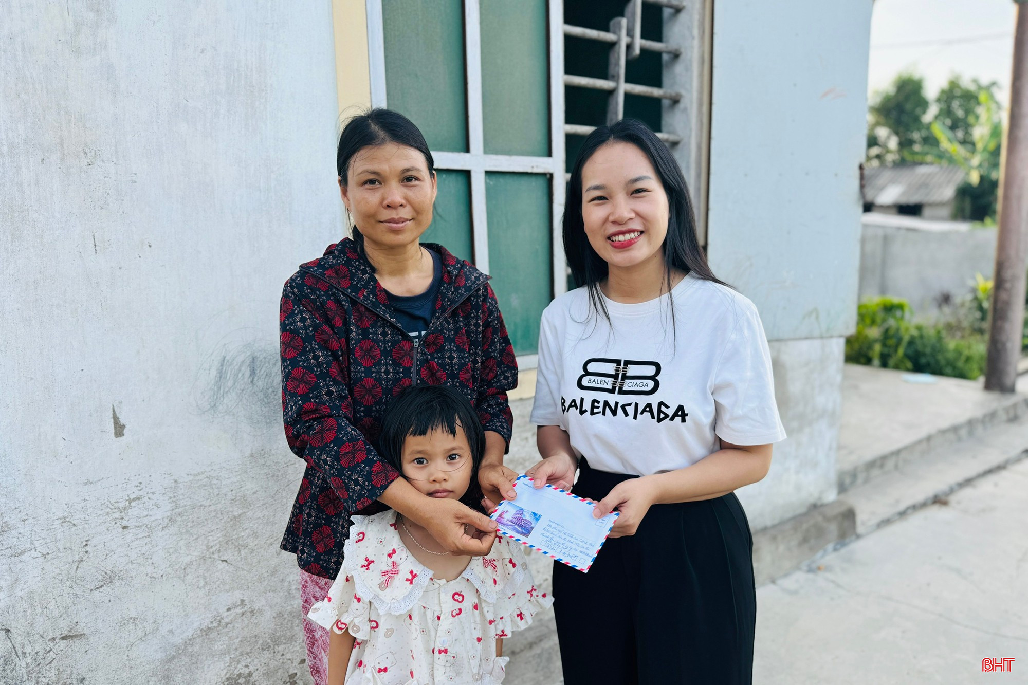 bqbht_br_anh-2-trao-qua-cho-chau-luu-thi-ly-ly-thon-khanh-yen-xa-loc-ha-mo-coi-bo-gia-dinh-dong-con-me-suc-khoe-yeu-ban-than-chau-dang-dieu-tri-lao-phoi.jpg