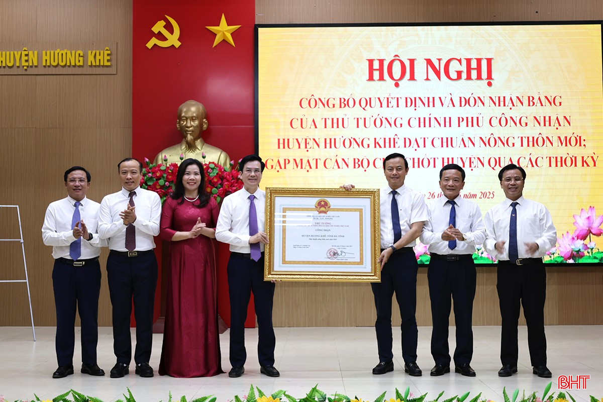 Các đồng chí lãnh đạo tỉnh trao bằng công nhận đạt chuẩn NTM cho Đảng bộ, chính quyền và Nhân dân huyện Hương Khê.