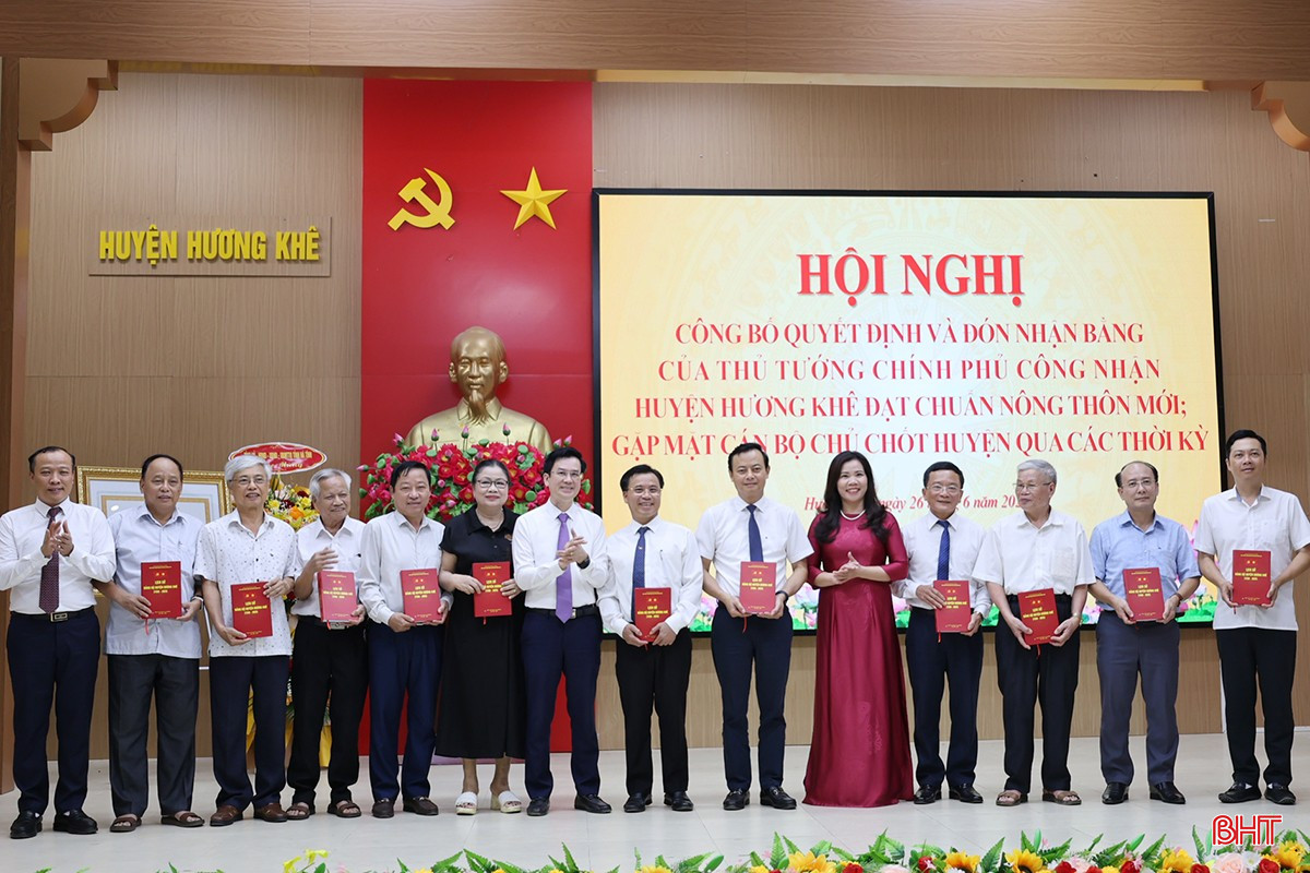Đảng bộ huyện Hương Khê ra mắt cuốn sách Lịch sử Đảng bộ huyện giai đoạn 1930 – 2025. Trong ảnh: Lãnh đạo huyện Hương Khê trao tặng sách cho đại biểu.