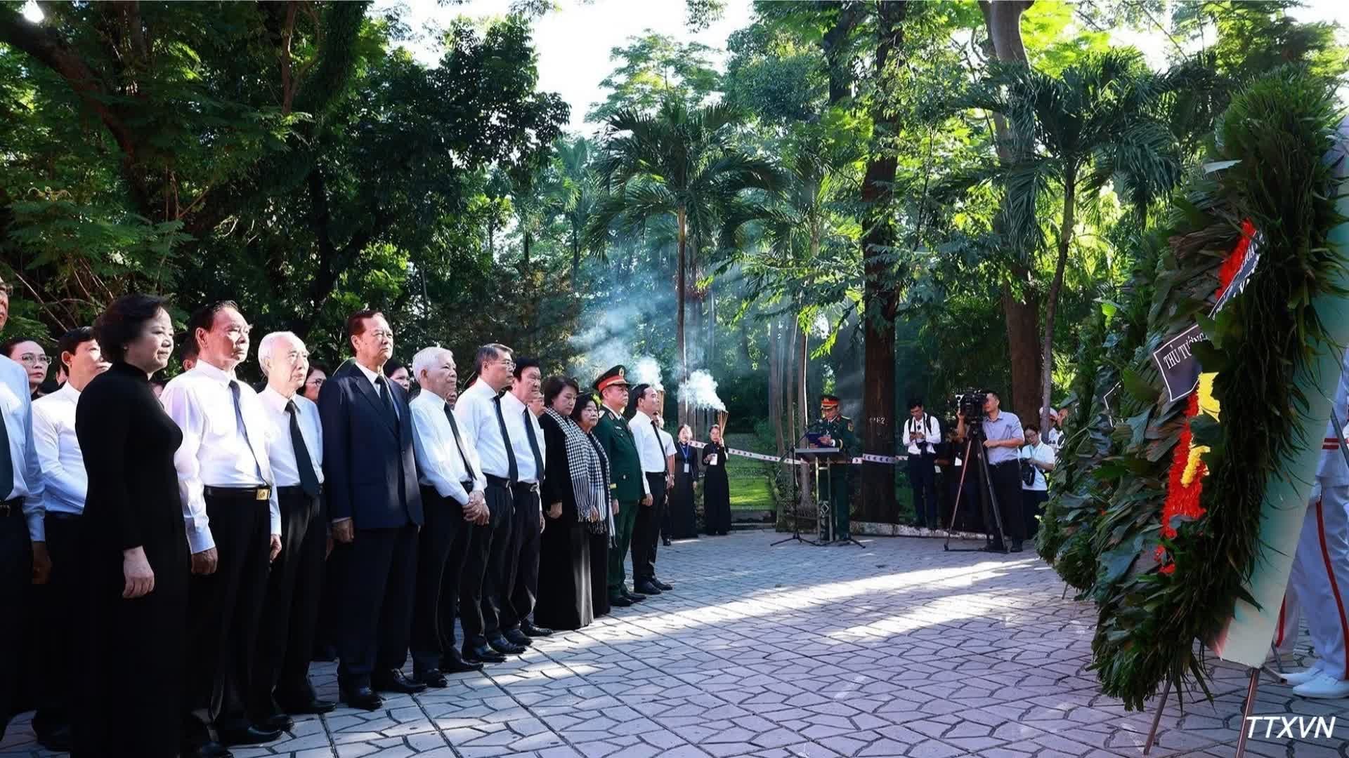 vna-potal-thu-tuong-du-le-vieng-truy-dieu-va-an-tang-hai-cot-liet-si-tai-cong-vien-le-thi-rieng.jpg