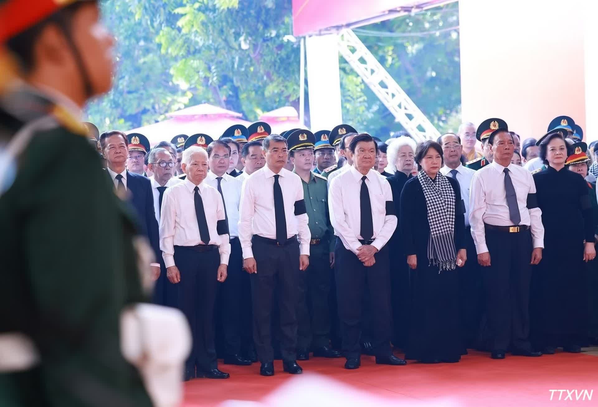 vna-potal-thu-tuong-du-le-vieng-truy-dieu-va-an-tang-hai-cot-liet-si-tai-cong-vien-le-thi-rieng-2712.jpg
