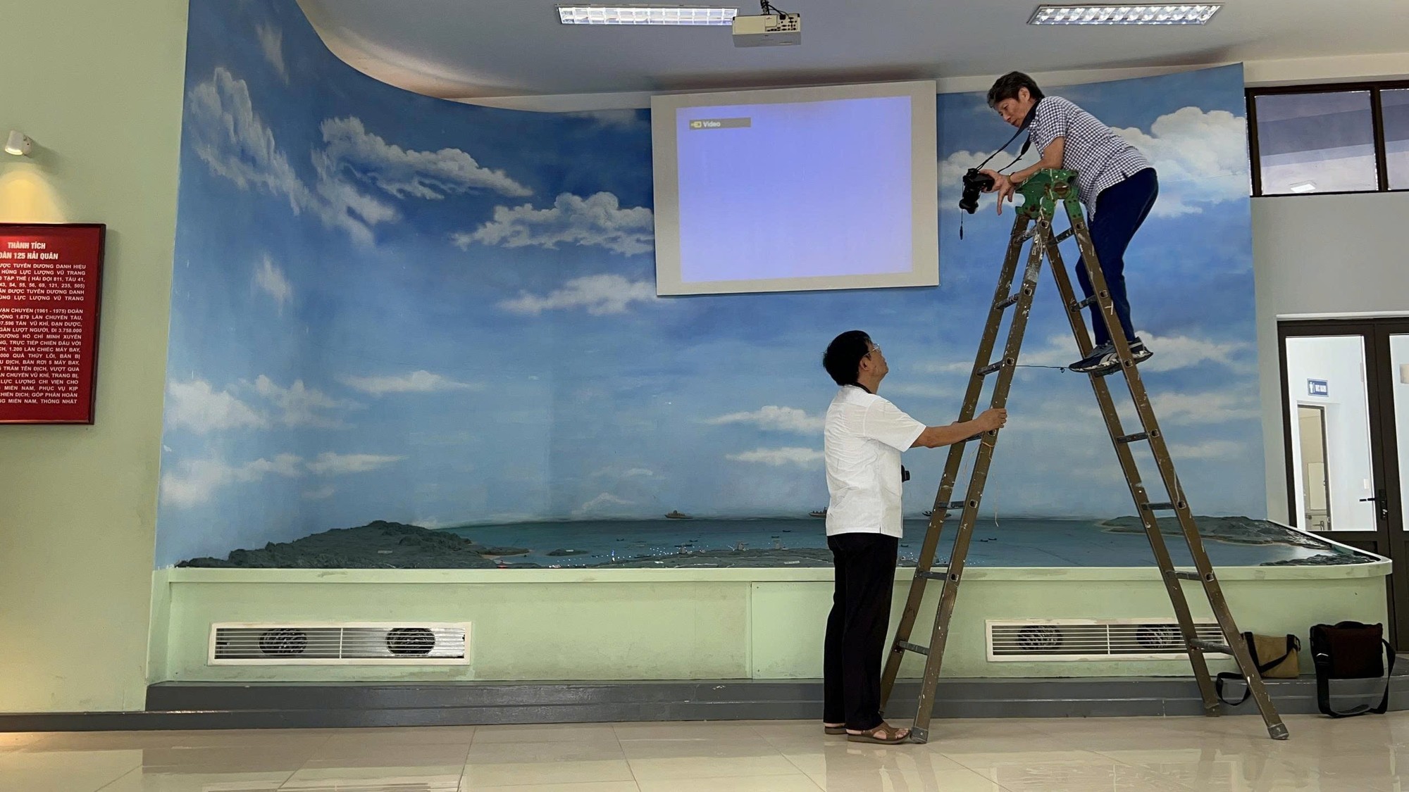 Các chuyên gia ghi lại tư liệu hình ảnh phục vụ biên soạn sách ảnh "Huyền thoại Đường Hồ Chí Minh trên biển" tại Bảo tàng Hải quân. (Ảnh: CTV/Vietnam+)