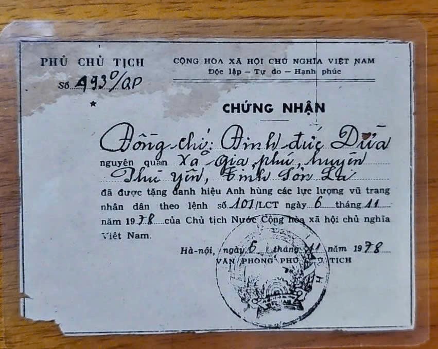 Giấy chứng nhận phong tặng danh hiệu Anh hùng Lực lượng vũ trang nhân dân cho ông Đinh Đức Dừa, xác nhận năm phong tặng 1978.