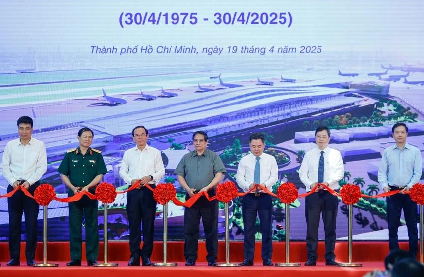 Thủ tướng Chính phủ và đại biểu thực hiện nghi thức cắt băng khởi công, khánh thành, thông xe... các công trình, dự án chào mừng 50 năm Ngày Giải phóng miền Nam, thống nhất đất nước. Ảnh: VGP/Nhật Bắc.