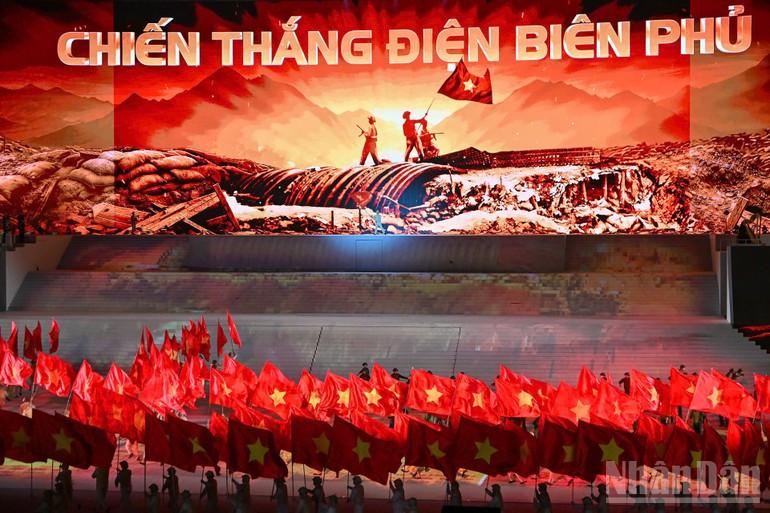 Sân khấu được xây dựng như sân khấu thực cảnh.