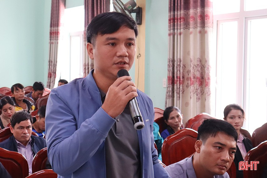 Cử tri Nguyễn Quốc Phong - Chủ tịch Ủy ban MTTQ xã Sơn Kim1 đề nghị tỉnh ra các quyết định thu hồi các dự án không thực hiện đúng tiến độ đã cam kết trên địa bàn. Ảnh Xuân Hoa