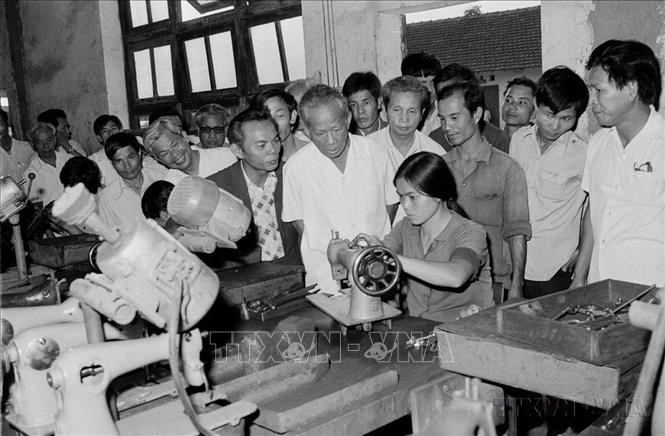 Tổng Bí thư Lê Duẩn thăm phân xưởng sản xuất của Xí nghiệp Sản xuất Máy khâu Thăng Long (1982). Ảnh: Thế Trung/TTXVN
