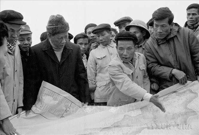Tổng Bí thư Lê Duẩn thăm công trường xây dựng hệ thống thủy lợi sông Hoàng Mai, tỉnh Thanh Hóa (17/1/1978). Ảnh: Văn Bảo/TTXVN