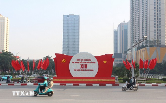 Sắc đỏ rực rỡ của cờ hoa, băng rôn nổi bật trên nhiều tuyến phố đã tạo nên một “bức tranh” sinh động chào mừng Đại hội XIV của Đảng. (Ảnh: Nguyễn Thắng/TTXVN)