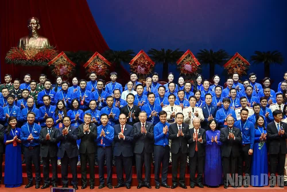Tổng Bí thư, Chủ tịch nước Tô Lâm và các đồng chí lãnh đạo Đảng, Nhà nước cùng Ban Chấp hành Trung ương Đoàn khóa mới.