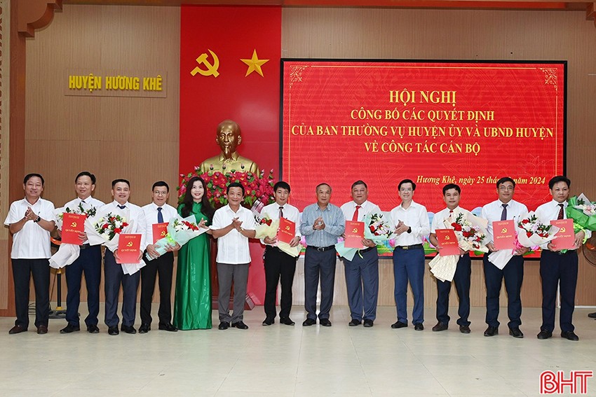 Luân chuyển, bổ nhiệm, điều động cán bộ là một bước quan trọng chuẩn bị nhân sự cho đại hội nhiệm kỳ mới. (Trong ảnh: Lãnh đạo tỉnh và lãnh đạo huyện Hương Khê trao quyết định, tặng hoa các đồng chí được điều động, bổ nhiệm, luân chuyển tháng 9/2024).