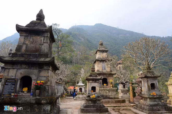 Tháp Tổ (nơi lưu giữ xá lị của Phật hoàng Trần Nhân Tông) cùng hơn 40 bảo tháp đặt dưới chân chùa Hoa Viên. ve hung vi cua dat phat yen tu ngay khai hoi