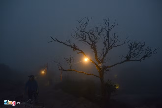 Khi màn đêm buông xuống, vẫn có nhiều du khách lác đác tìm lối lên chùa. Khung cảnh mờ ảo giữa đèn dẫn đường với sương mù khiến nơi đây trở nên thơ mộng. (Ảnh chụp tối 5/2, trước khai hội khoảng 12 giờ). ve hung vi cua dat phat yen tu ngay khai hoi