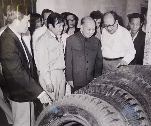 hinh anh tu lieu ve dong chi truong chinh tong bi thu cua doi moi