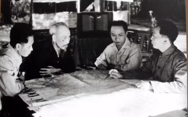 hinh anh tu lieu ve dong chi truong chinh tong bi thu cua doi moi