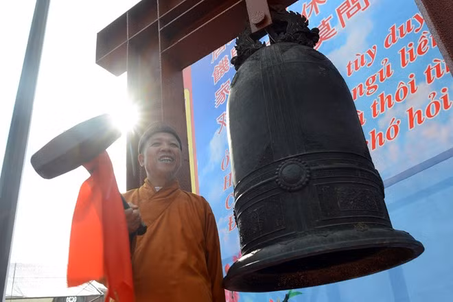 Thượng toạ Thích Thanh Quyết gióng hồi chuông khai hội. ve hung vi cua dat phat yen tu ngay khai hoi