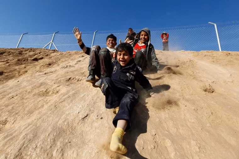 photo am long canh tre em iraq vo tu choi dua ben trong trai ti nan