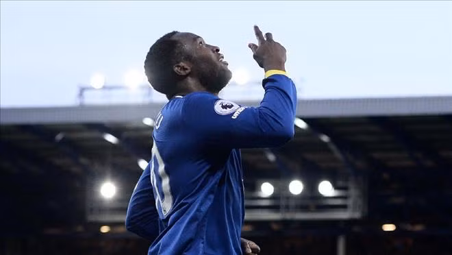 chiec giay vang 2017 lukaku thach thuc messi va ronaldo