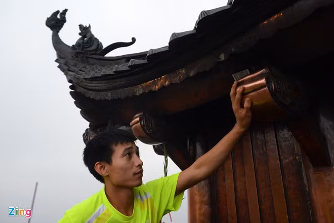 Du khách thập phương leo tới đỉnh chùa Đồng, ai ai cũng quan niệm rằng xoa tay vào chùa sẽ mang về điều may mắn, an lành cho cả năm. Đó là lý do chùa ngày càng được mài bóng, sáng đẹp theo năm tháng. ve hung vi cua dat phat yen tu ngay khai hoi