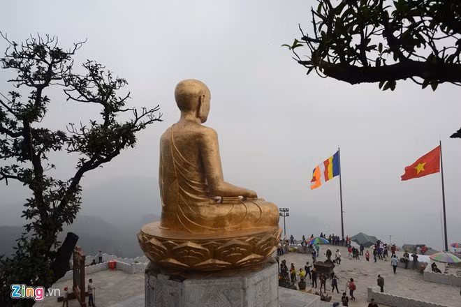 Tượng đồng vua Trần Thái Tông được dựng tại đỉnh An Kỳ Sinh có chiều cao 15 m, nặng 138 tấn năm 2013 để phật tử khắp nơi hành hương hướng về cội nguồn. ve hung vi cua dat phat yen tu ngay khai hoi