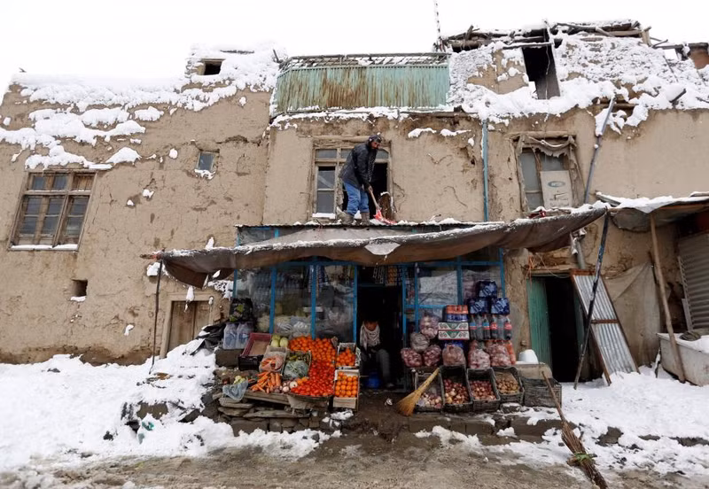 photo dan ngheo kabul chat vat doi pho voi mua dong khac nghiet