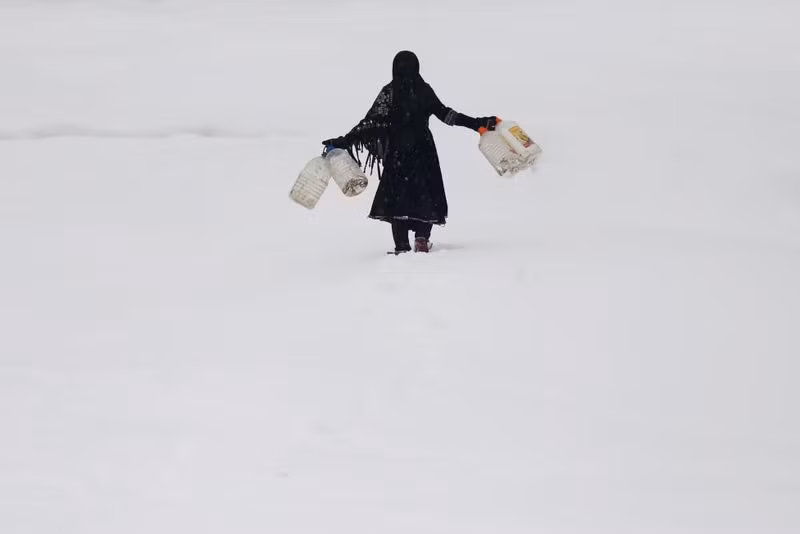 photo dan ngheo kabul chat vat doi pho voi mua dong khac nghiet