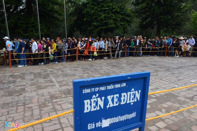 Do lượng khách quá đông, đường lên xuống bằng cáp treo hoặc xe điện liên tục tắc nghẽn, nhiều người phải chờ đợi hàng giờ. ve hung vi cua dat phat yen tu ngay khai hoi