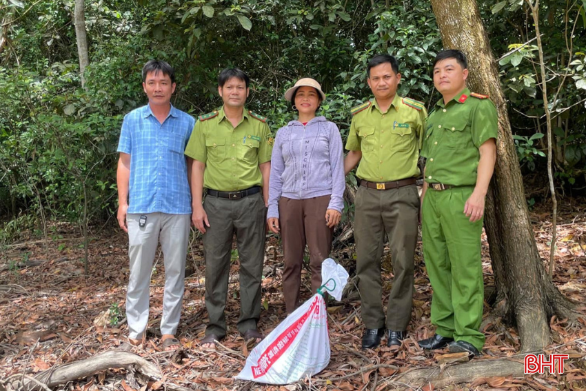 Anh Dương Đức Thọ bàn giao cá thể kỳ đà hoa cho lực lượng kiểm lâm.