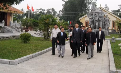 Đại sứ Tôn Quốc Tường cùng phu nhân và các cộng sự thăm Khu lưu niệm cố Tổng Bí thư Hà Huy Tập.