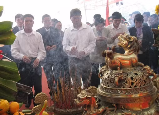 Các đồng chí: Hồ Đức Việt - Ủy viên Bộ Chính trị, Bí thư Trung ương Đảng, Trưởng ban Tổ chức Trung ương; Bí thư Tỉnh ủy, Chủ tịch HĐND tỉnh Nguyễn Thanh Bình dâng hương. Con cháu họ tộc Hà Huy dâng hương Đông đảo nhân dân tiễn đưa đồng chí Hà Huy Tập, cố Tổng Bí thư của Đảng Cộng sản Việt Nam về nơi an nghỉ cuối cùng.
