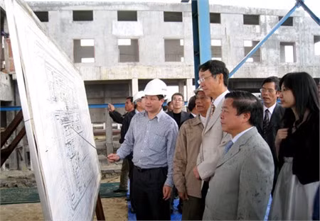 Đại sứ nghe giới thiệu về cuộc đời và sự nghiệp hoạt động cách mạng của cố Tổng Bí thư Hà Huy Tập Thăm Khu lưu niệm Đại thi hào Nguyễn Du Dâng hương và trồng cây lưu niệm tại Khu di tích lịch sử Ngã ba Đồng Lộc Tham quan khu khai thác mỏ sắt Thạch Khê Tham quan Nhà máy liên hợp gang thép Vạn Lợi Tham quan Công ty Cổ phần xăng dầu dầu khí Vũng Áng Tham quan Cảng Vũng Áng