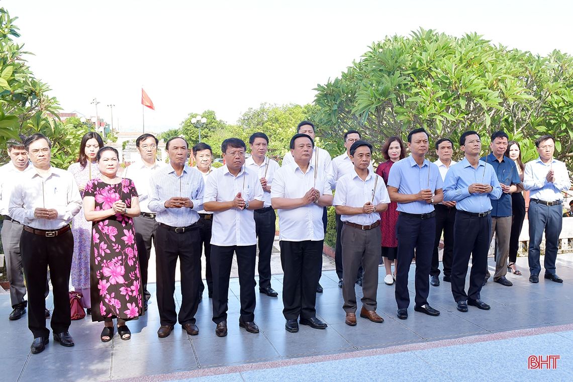 Giám đốc Học viện Chính trị Quốc gia Hồ Chí Minh tri ân các anh hùng, liệt sỹ và tặng quà người có công ở Hà Tĩnh